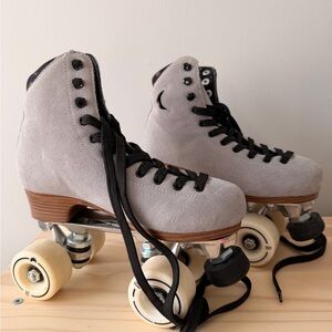 Gray Moonlight Roller Moon Boot Skates Size 5 (Fits Women’s 6-6.5)